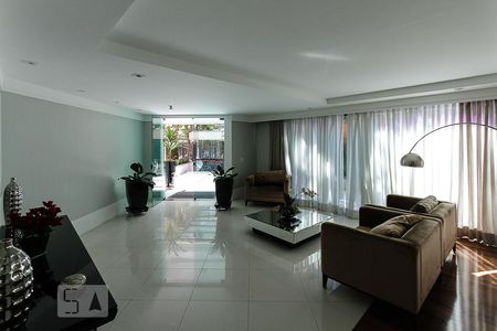 Apartamento à venda com 254m², 4 quartos e 4 vagas Apartamento à venda com 254m², 4 quartos e 4 vagasHall de Entrada