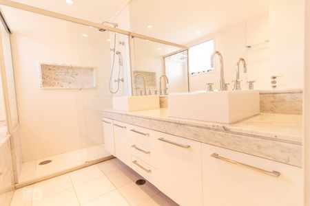 Apartamento para alugar com 222m², 3 quartos e 4 vagasBanheiro