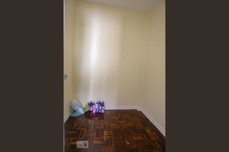 Apartamento à venda com 170m², 3 quartos e 2 vagas Apartamento à venda com 170m², 3 quartos e 2 vagasQuarto de Serviços