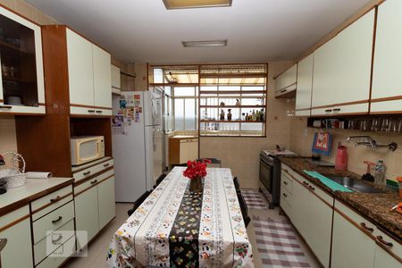 Apartamento à venda com 300m², 3 quartos e 4 vagas Apartamento à venda com 300m², 3 quartos e 4 vagasCozinha