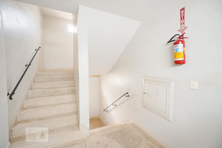 Apartamento à venda com 52m², 2 quartos e 1 vaga Apartamento à venda com 52m², 2 quartos e 1 vagaEscada