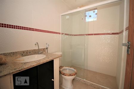 Banheiro da Suíte de casa de condomínio para alugar com 3 quartos, 80m² em Pechincha, Rio de Janeiro