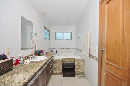 Casa de condomínio à venda com 850m², 4 quartos e 4 vagasBanheiro Suíte 1