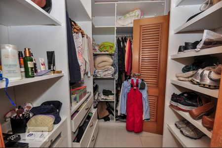 Casa de condomínio à venda com 850m², 4 quartos e 4 vagasCloset Suíte 4