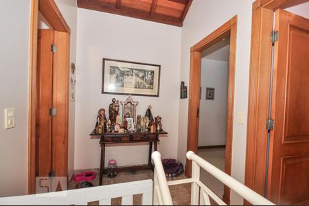 Casa de condomínio à venda com 850m², 4 quartos e 4 vagasEscada Acesso ao 2o Andar - Corredor