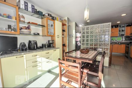 Casa de condomínio à venda com 850m², 4 quartos e 4 vagasCopa - Cozinha