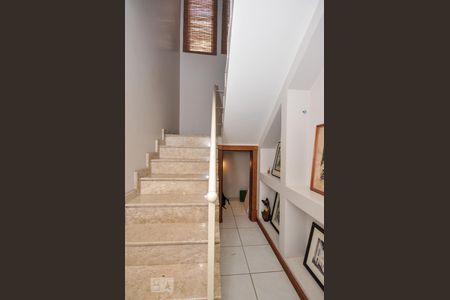 Casa de condomínio à venda com 850m², 4 quartos e 4 vagasEscada Acesso ao 2o Andar