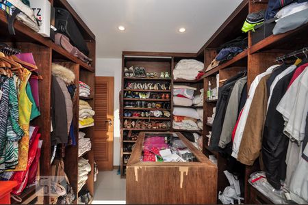 Casa de condomínio à venda com 850m², 4 quartos e 4 vagasCloset Suíte 1