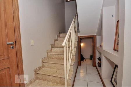 Casa de condomínio à venda com 850m², 4 quartos e 4 vagasEscada Acesso ao 2o Andar