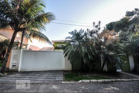 Casa de condomínio à venda com 850m², 4 quartos e 4 vagasFachada Rua