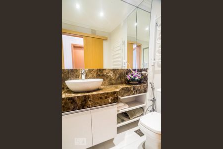 Banheiro de apartamento para alugar com 2 quartos, 80m² em Vila Ipiranga, Porto Alegre