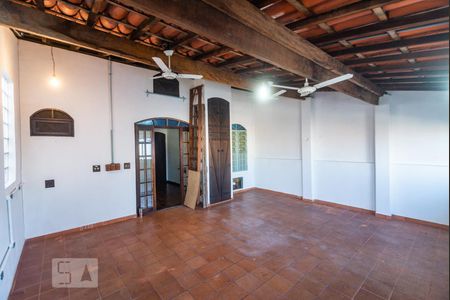 Casa à venda com 220m², 3 quartos e 2 vagas Casa à venda com 220m², 3 quartos e 2 vagasSalão