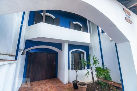 Casa à venda com 220m², 3 quartos e 2 vagas Casa à venda com 220m², 3 quartos e 2 vagasFachada