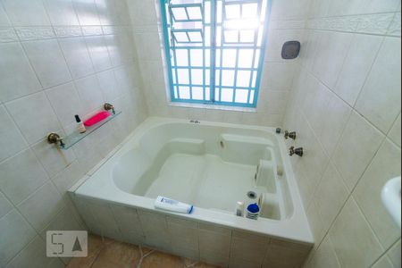 Casa à venda com 220m², 3 quartos e 2 vagas Casa à venda com 220m², 3 quartos e 2 vagasBanheiro