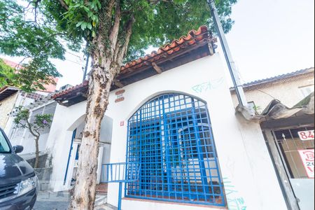 Casa à venda com 220m², 3 quartos e 2 vagas Casa à venda com 220m², 3 quartos e 2 vagasFachada