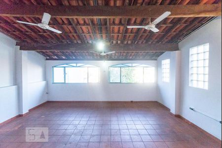 Casa à venda com 220m², 3 quartos e 2 vagas Casa à venda com 220m², 3 quartos e 2 vagasSalão