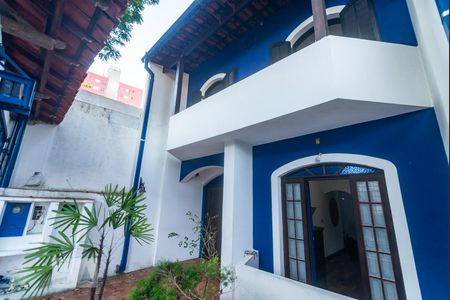 Casa à venda com 220m², 3 quartos e 2 vagas Casa à venda com 220m², 3 quartos e 2 vagasFachada