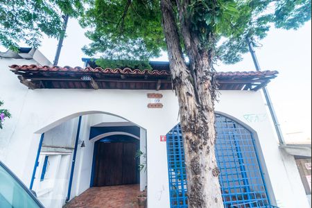 Casa à venda com 220m², 3 quartos e 2 vagas Casa à venda com 220m², 3 quartos e 2 vagasFachada