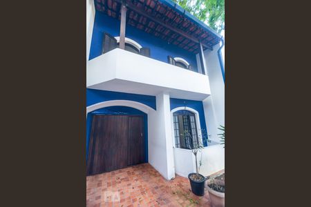 Casa à venda com 220m², 3 quartos e 2 vagas Casa à venda com 220m², 3 quartos e 2 vagasFachada