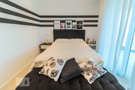 Apartamento à venda com 168m², 3 quartos e 2 vagas Apartamento à venda com 168m², 3 quartos e 2 vagasQuarto 2 - Suíte