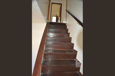 Casa de condomínio à venda com 220m², 4 quartos e sem vagaEscada