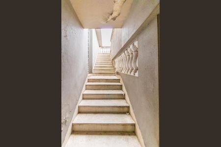 Casa à venda com 440m², 5 quartos e 8 vagas Casa à venda com 440m², 5 quartos e 8 vagasEscada