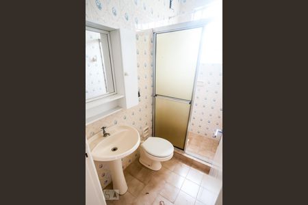 Banheiro de apartamento para alugar com 1 quarto, 67m² em Passo da Areia, Porto Alegre