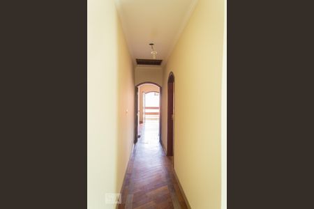 Casa à venda com 252m², 3 quartos e 6 vagas Casa à venda com 252m², 3 quartos e 6 vagasCorredor