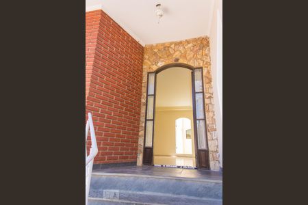 Casa à venda com 252m², 3 quartos e 6 vagas Casa à venda com 252m², 3 quartos e 6 vagasEntrada