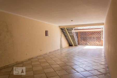 Casa à venda com 252m², 3 quartos e 6 vagas Casa à venda com 252m², 3 quartos e 6 vagasGaragem