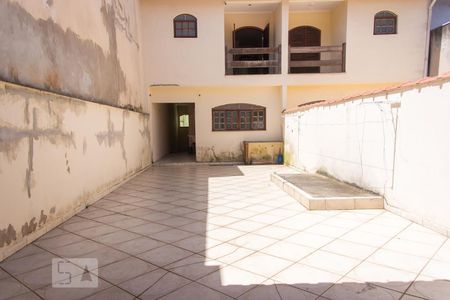 Casa à venda com 252m², 3 quartos e 6 vagas Casa à venda com 252m², 3 quartos e 6 vagasQuintal