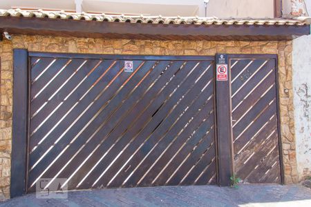 Casa à venda com 252m², 3 quartos e 6 vagas Casa à venda com 252m², 3 quartos e 6 vagasFachada