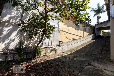 Casa à venda com 160m², 3 quartos e 8 vagasCorredor lateral - Garagem
