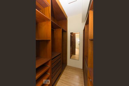 Apartamento à venda com 210m², 4 quartos e 3 vagas Apartamento à venda com 210m², 4 quartos e 3 vagasCloset da suíte