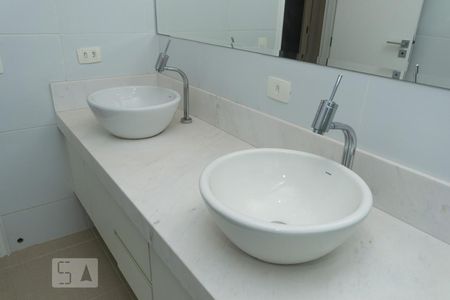 Apartamento à venda com 210m², 4 quartos e 3 vagas Apartamento à venda com 210m², 4 quartos e 3 vagasDetalhe do banheiro da suíte