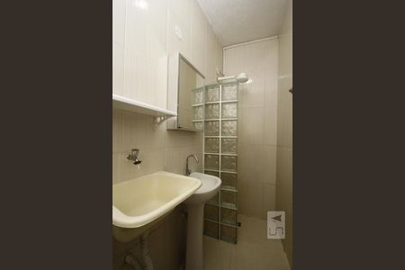 Banheiro de kitnet/studio para alugar com 1 quarto, 27m² em Centro, Rio de Janeiro