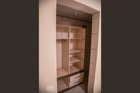 Closet do quarto de casa para alugar com 1 quarto, 60m² em Parque Guarani, São Paulo