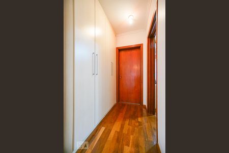 Casa à venda com 450m², 4 quartos e 6 vagasDetalhe corredor quartos