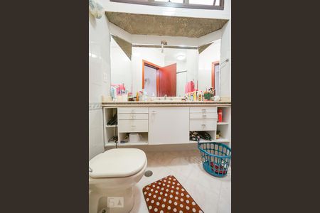 Casa à venda com 450m², 4 quartos e 6 vagasBanheiro suíte 2