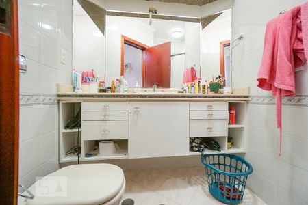 Casa à venda com 450m², 4 quartos e 6 vagasBanheiro suíte 2