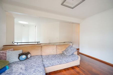 Casa à venda com 450m², 4 quartos e 6 vagasSala de TV andar superior