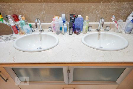 Casa à venda com 450m², 4 quartos e 6 vagasDetalhe banheiro suíte 4