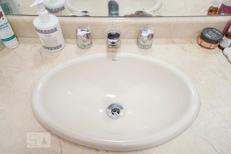 Casa à venda com 450m², 4 quartos e 6 vagasDetalhe suíte 2