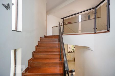 Casa à venda com 450m², 4 quartos e 6 vagasEscada