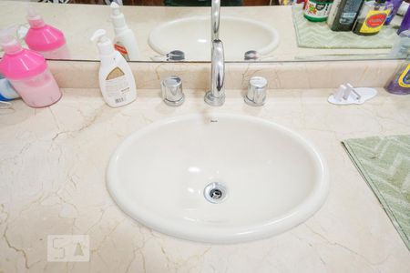 Casa à venda com 450m², 4 quartos e 6 vagasDetalhe banheiro suíte 1