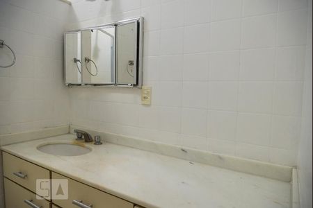 Banheiro de apartamento à venda com 3 quartos, 113m² em Leme, Rio de Janeiro