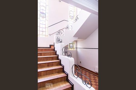 Casa para alugar com 350m², 7 quartos e 8 vagas Casa para alugar com 350m², 7 quartos e 8 vagasEscada