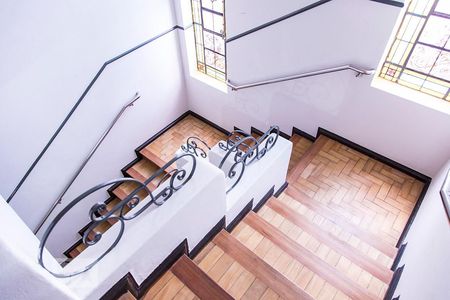 Casa para alugar com 350m², 7 quartos e 8 vagas Casa para alugar com 350m², 7 quartos e 8 vagasEscada