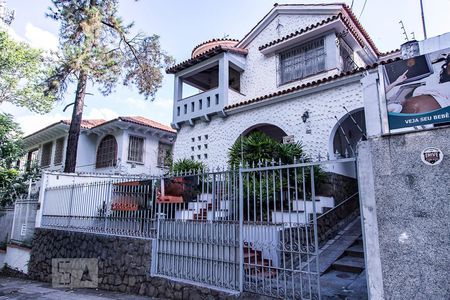 Casa para alugar com 350m², 7 quartos e 8 vagas Casa para alugar com 350m², 7 quartos e 8 vagasFachada