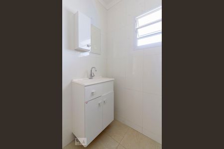 Banheiro de casa para alugar com 1 quarto, 80m² em Burgo Paulista, São Paulo